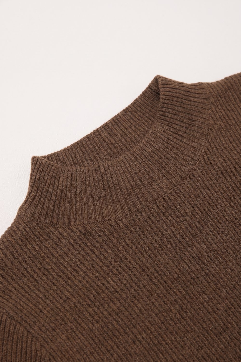 Su&eacute;ter de lana merino de canal&eacute; fino en color camel con cuello simulado