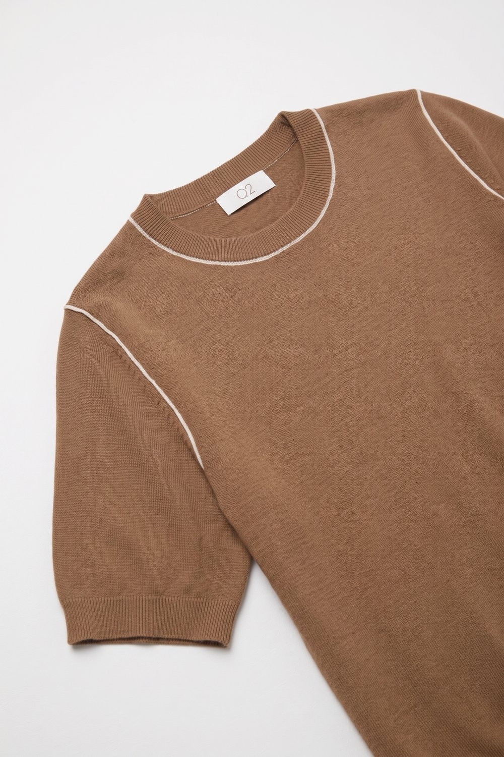 Suéter de punto fino camel con costuras en contraste y cuello redondo de manga corta Suéter de punto fino camel con costuras en contraste y cuello redondo de manga corta