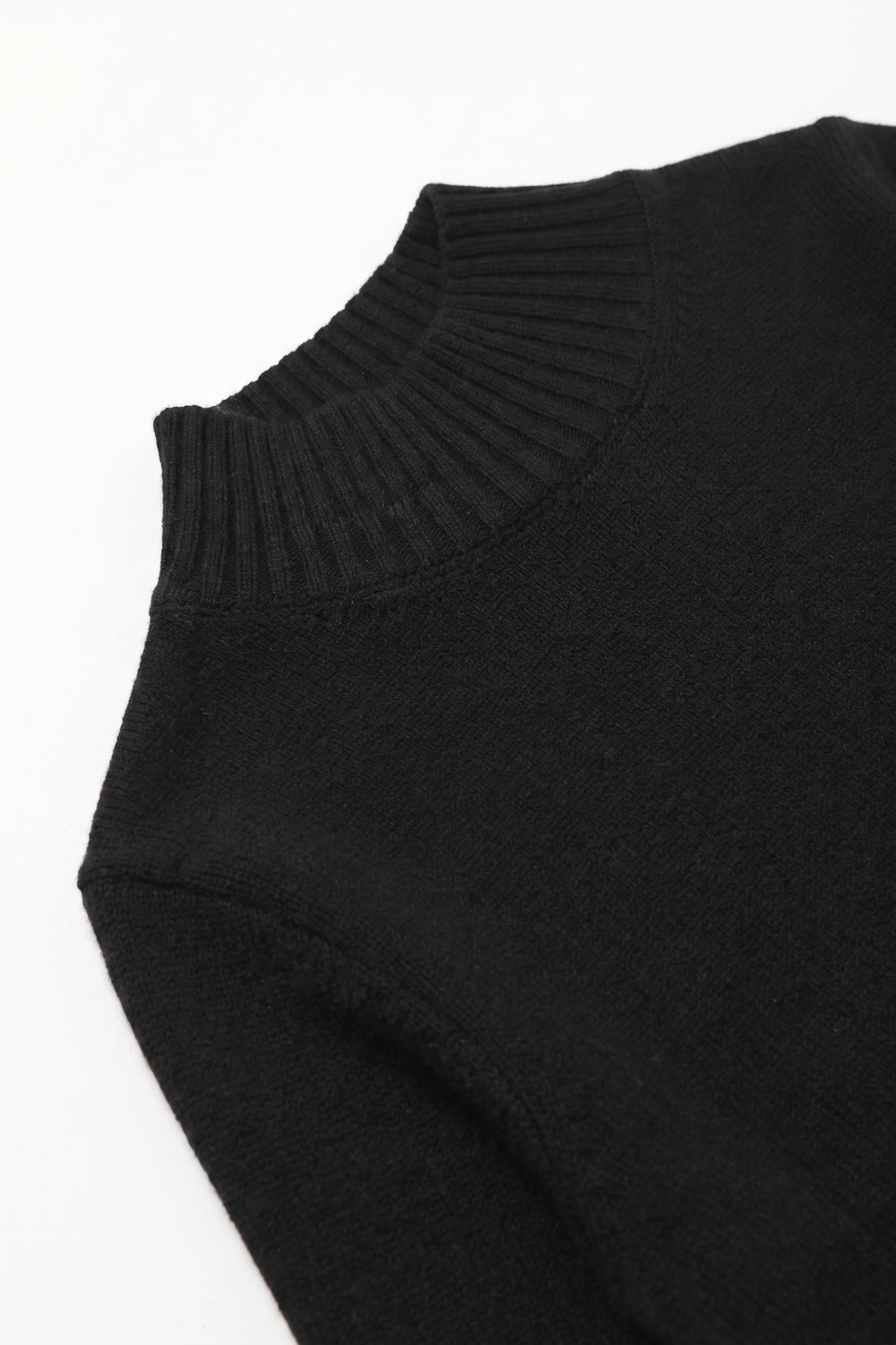 Suéter negro cálido de punto acanalado con cuello alto y ajuste relajado con manga hasta el codo Suéter negro cálido de punto acanalado con cuello alto y ajuste relajado con manga hasta el codo