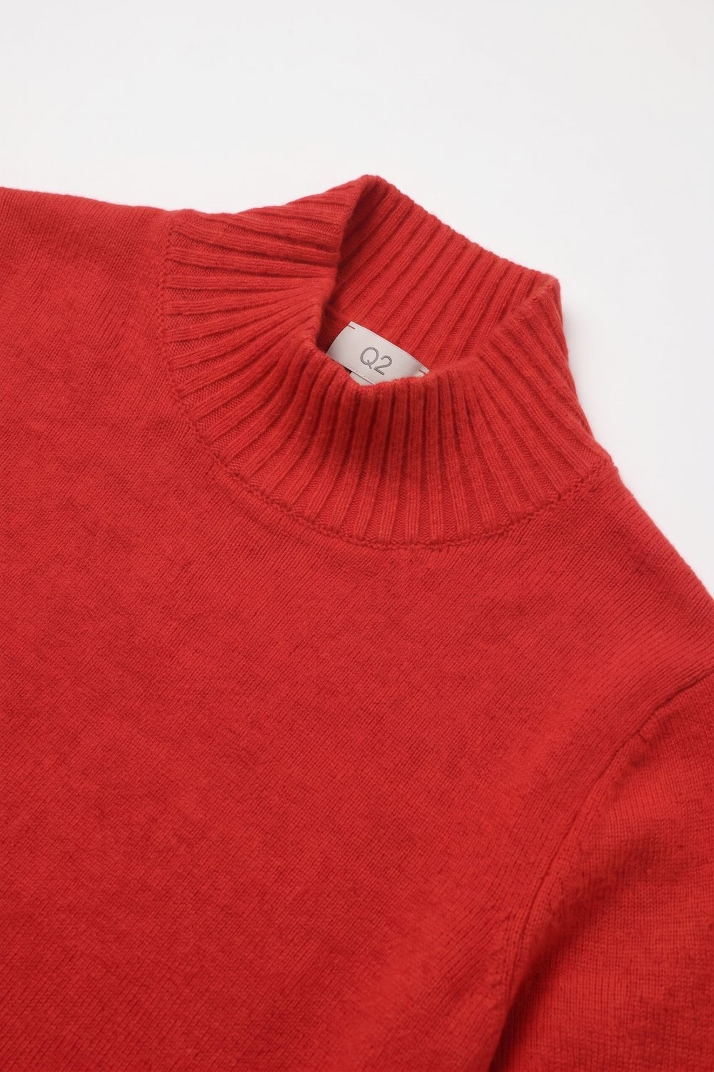 Su&eacute;ter de punto acanalado rojo con cuello alto y manga hasta el codo