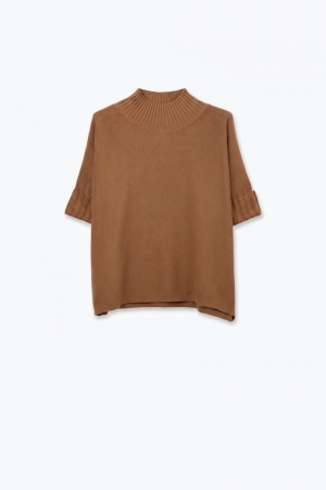Suéter de punto grueso camel con cuello alto y manga hasta el codo