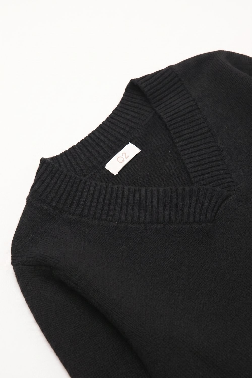 Jersey ancho de punto negro con cuello en V