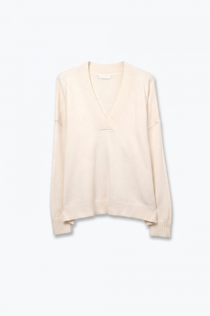 Jersey blanco cálido de punto con escote en V ancho