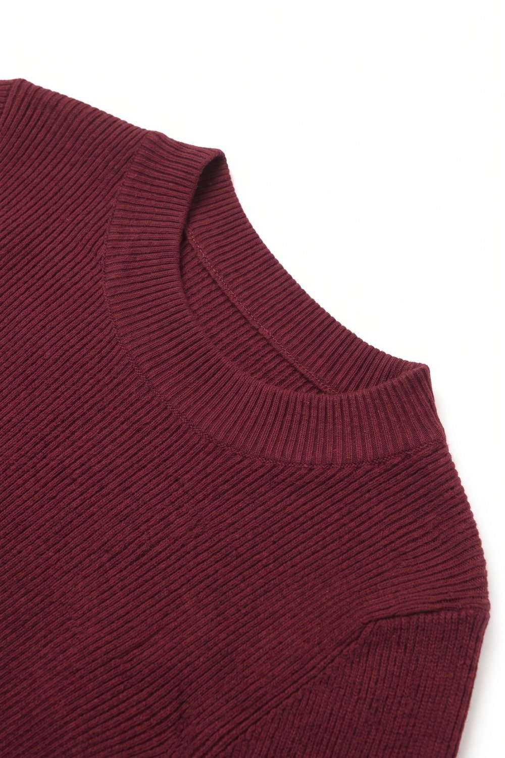 Su&eacute;ter de lana Merino de canal&eacute; fino en color burdeos con cuello alto