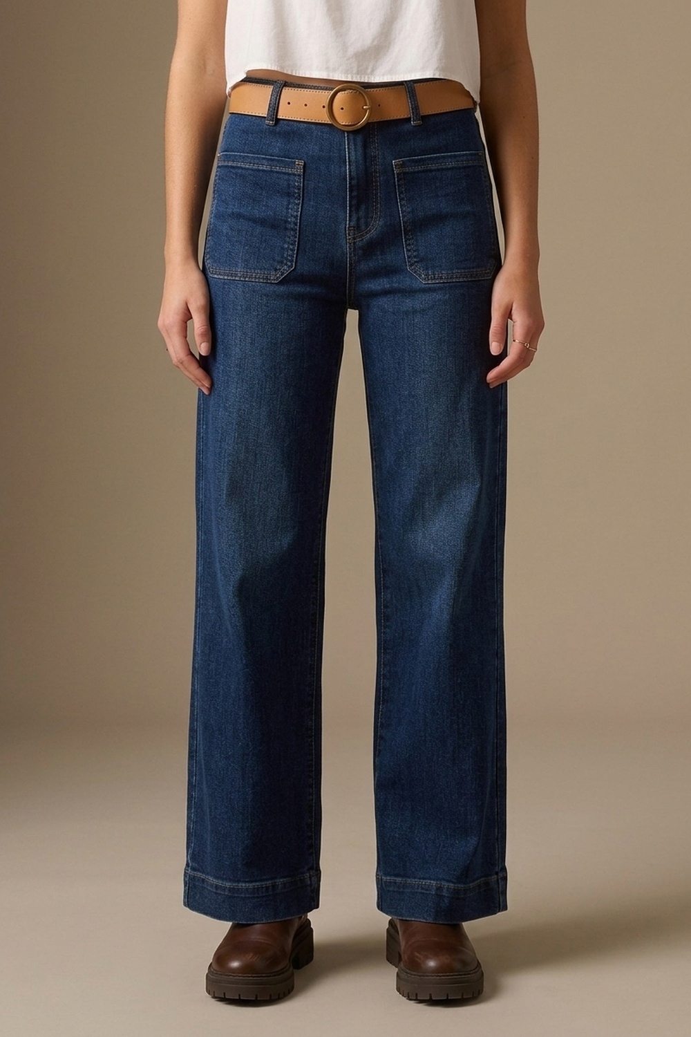 Jeans de lavado oscuro con pierna ancha y bolsillos Jeans de lavado oscuro con pierna ancha y bolsillos