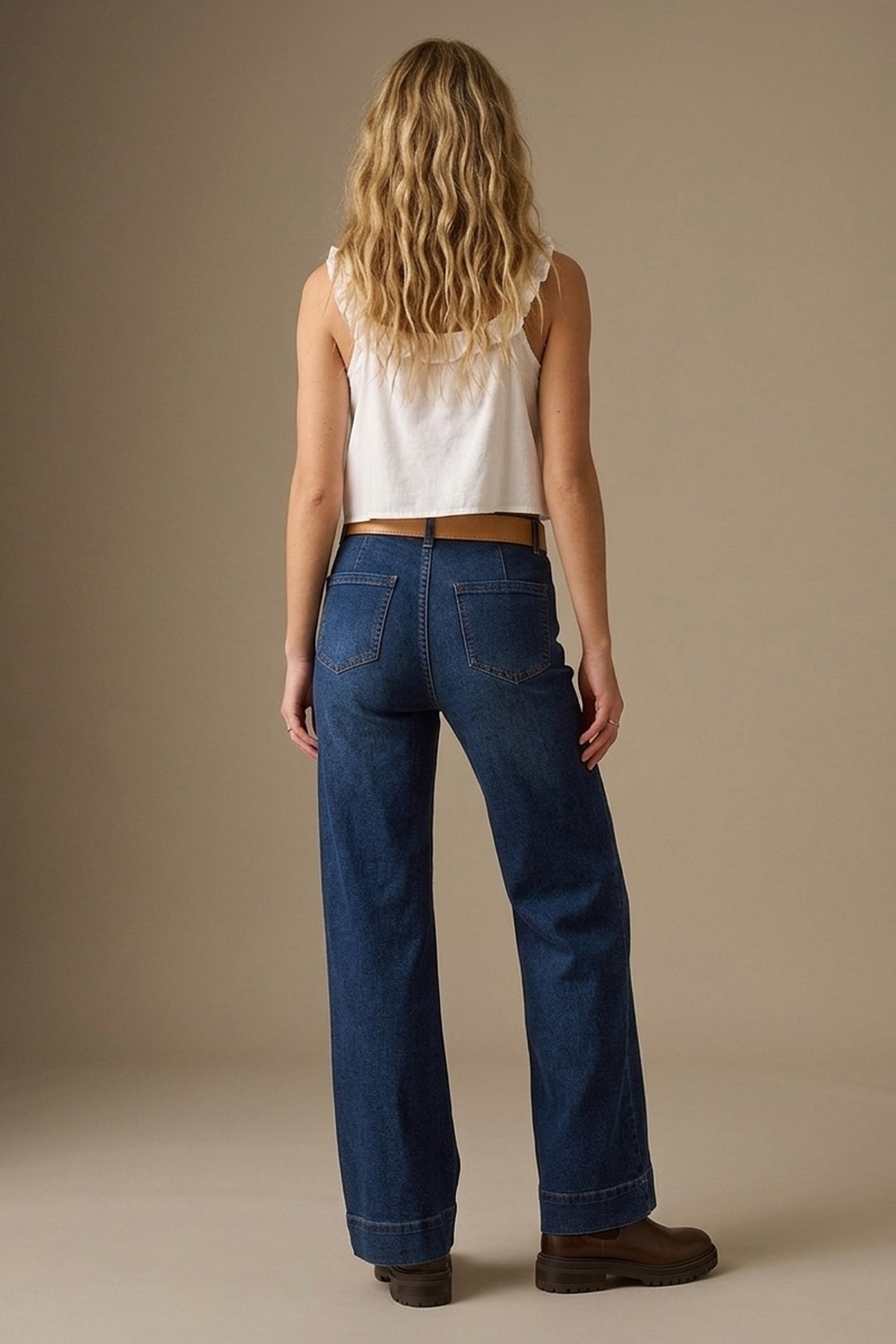 Jeans de lavado oscuro con pierna ancha y bolsillos Jeans de lavado oscuro con pierna ancha y bolsillos