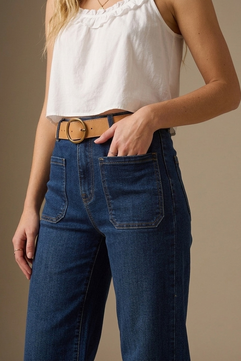 Jeans de lavado oscuro con pierna ancha y bolsillos Jeans de lavado oscuro con pierna ancha y bolsillos