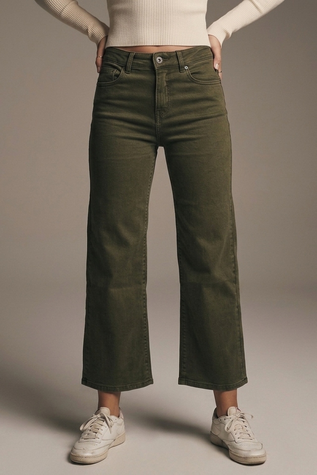 Jeans de pierna ancha recortados en color caqui.