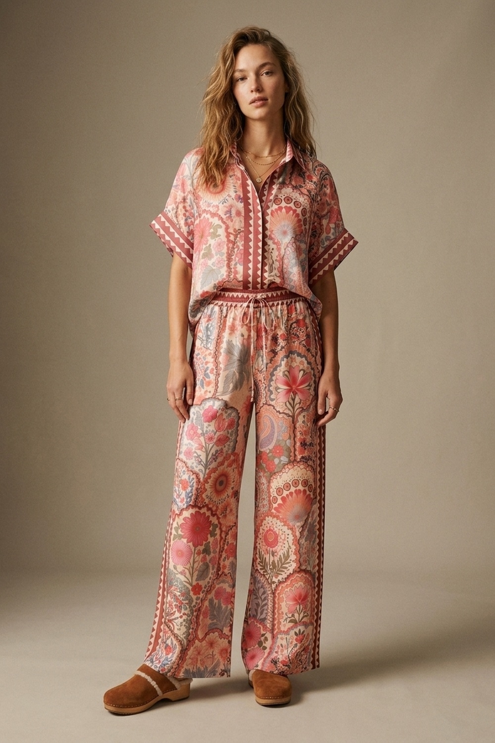 Camisa con estampado floral multicolor de tela ligera con ribete en contraste
