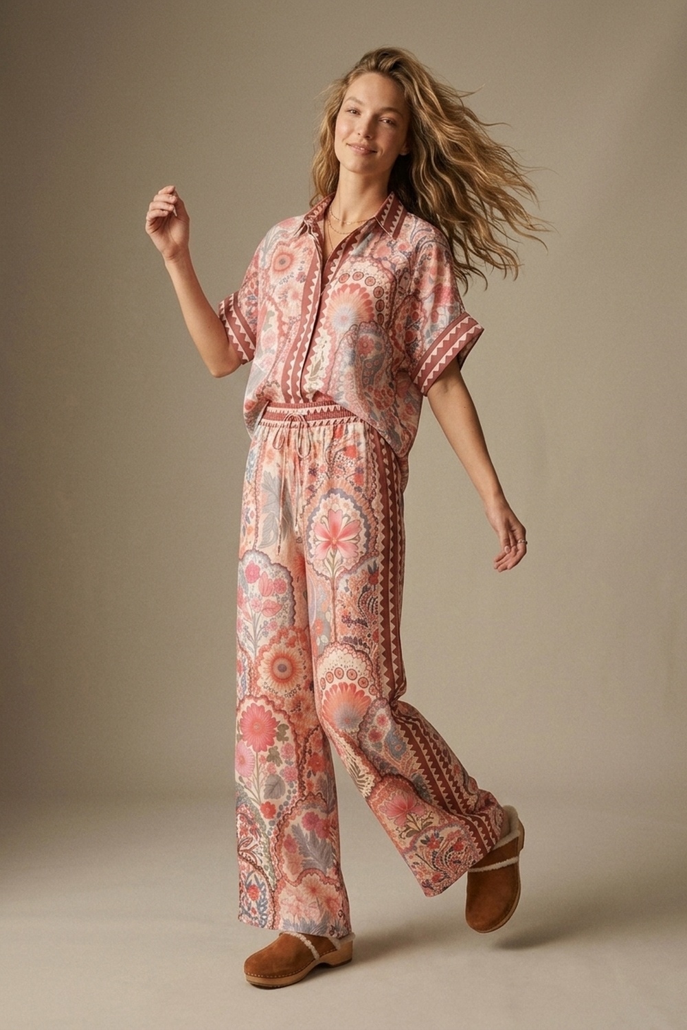 Camisa con estampado floral multicolor de tela ligera con ribete en contraste