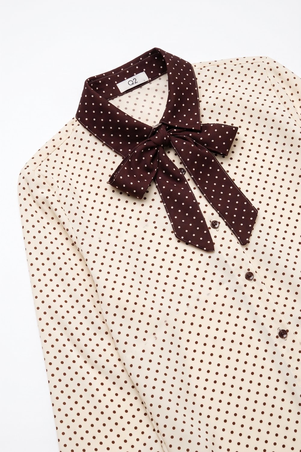 Blusa de manga larga con estampado de lunares crema y lazo de contraste burdeos
