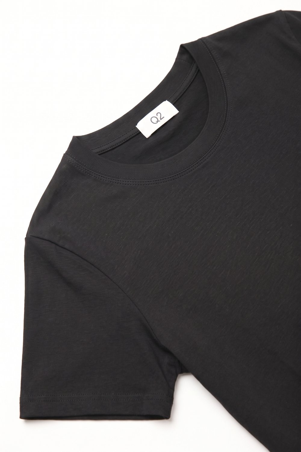 Camiseta negra b&aacute;sica de viscosa el&aacute;stica con mangas cortas