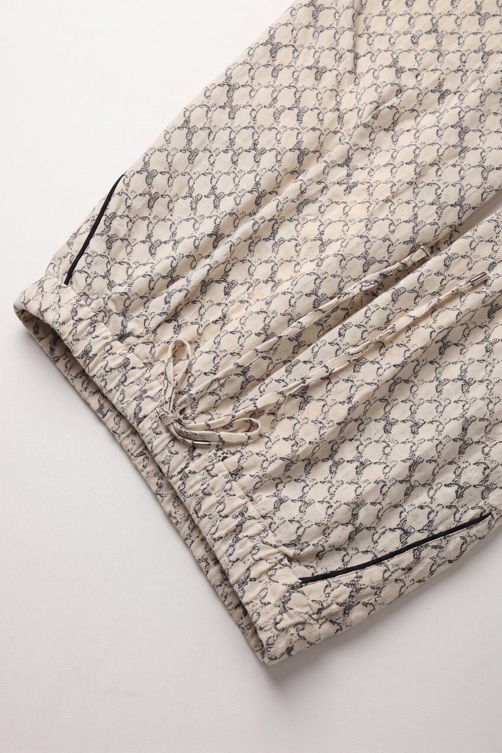 Pantalones anchos con cord&oacute;n acolchados de estampado de caballos color crema