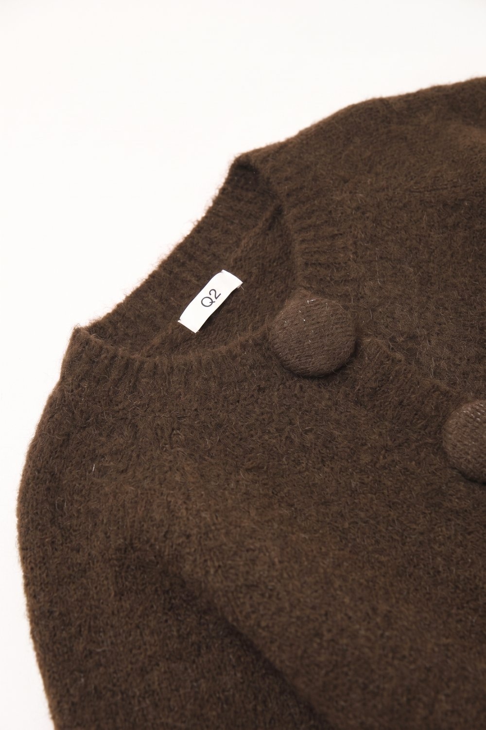 Chaqueta corta de punto marr&oacute;n cepillado con botones cubiertos