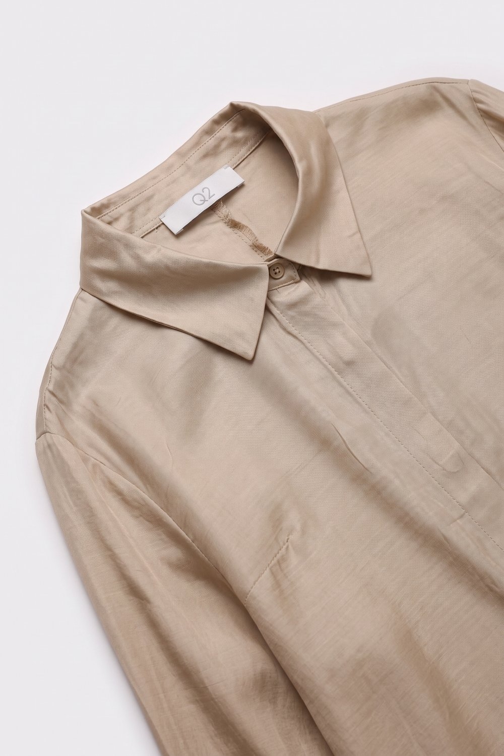 Camisa beige de ajuste holgado en tela transl&uacute;cida con mangas anchas