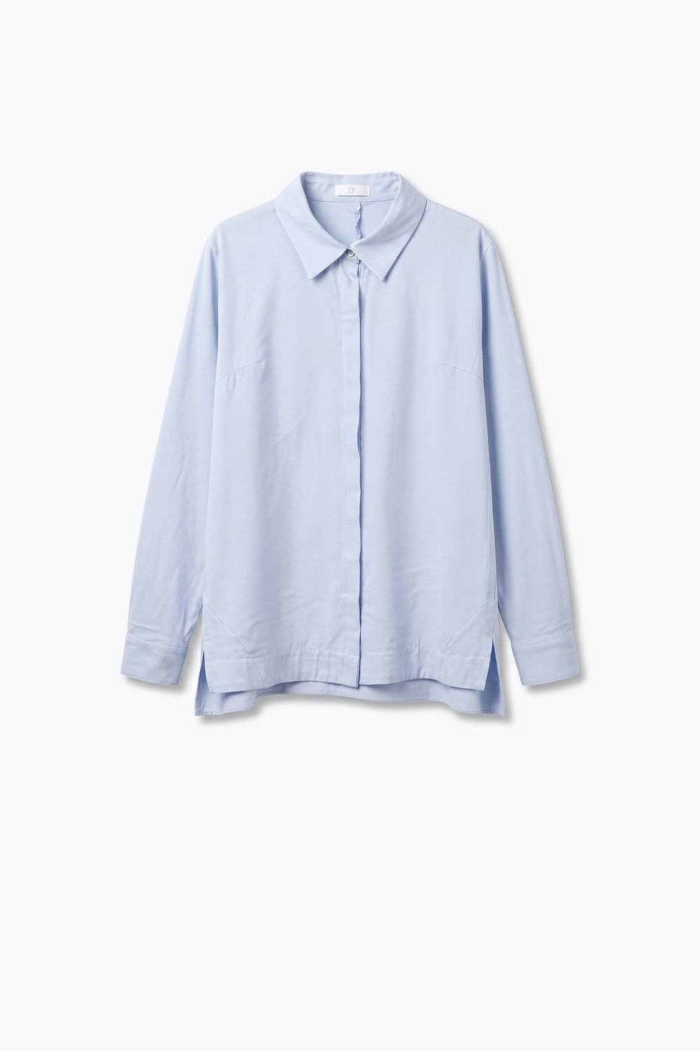 Camisa azul claro de ajuste extragrande en tela transl&uacute;cida con mangas anchas