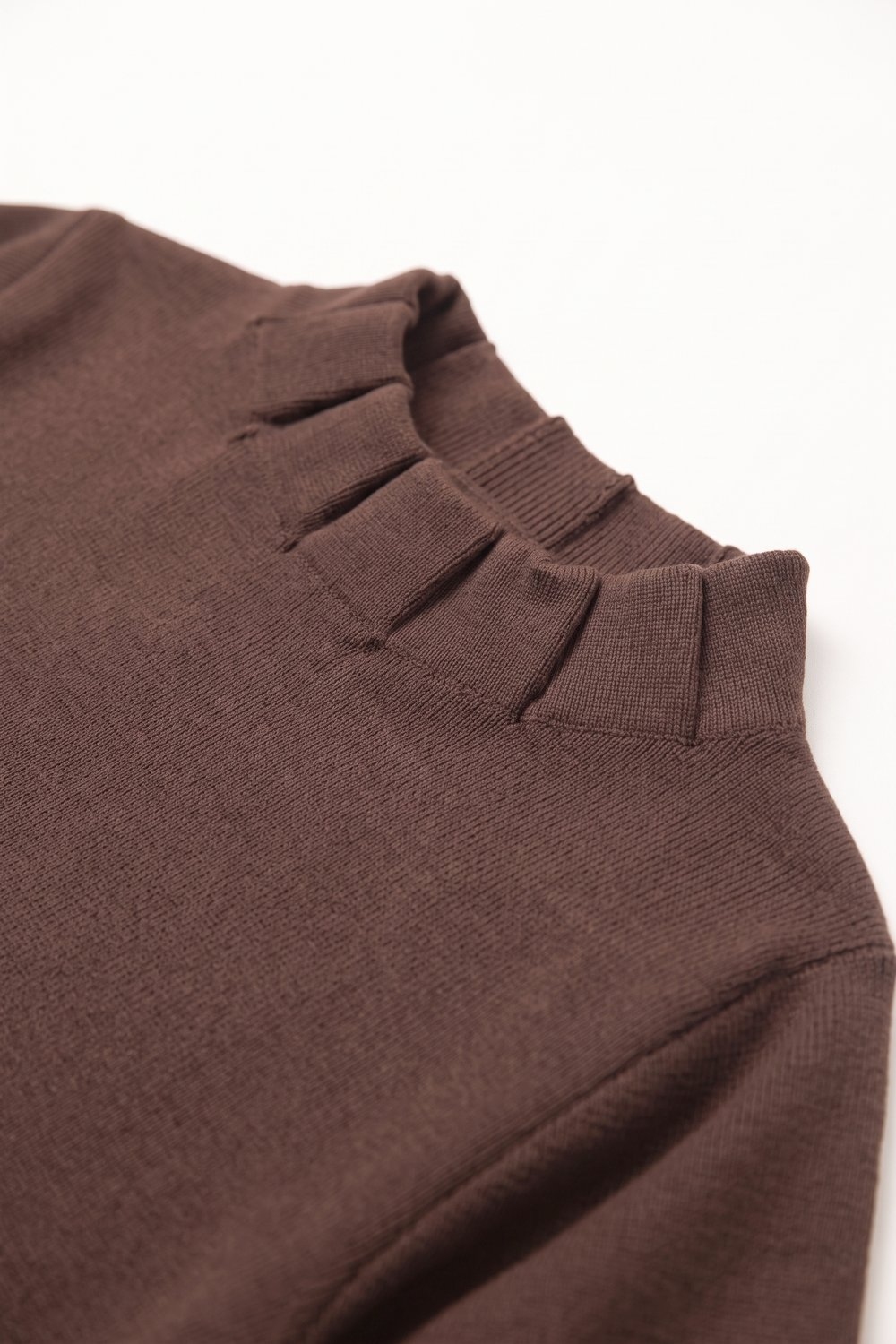 Suéter Marrón de Punto Fino con Cuello Simulado y Mangas Cortas Plisadas Suéter Marrón de Punto Fino con Cuello Simulado y Mangas Cortas Plisadas