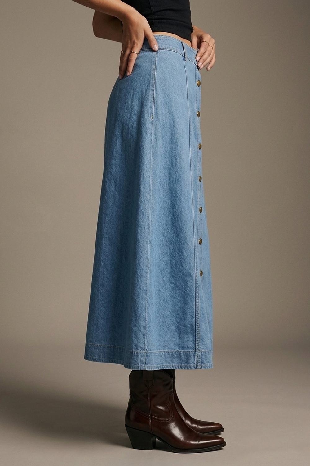Falda midi en denim azul claro con costura de contraste y botones en el frente en l&iacute;nea A