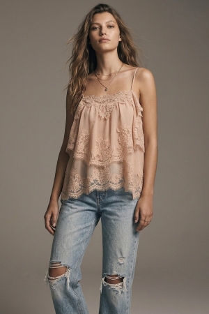 Top Beige de Tirantes con Inserción de Encaje de Chiffon con Volantes en Capas y Corte Relajado