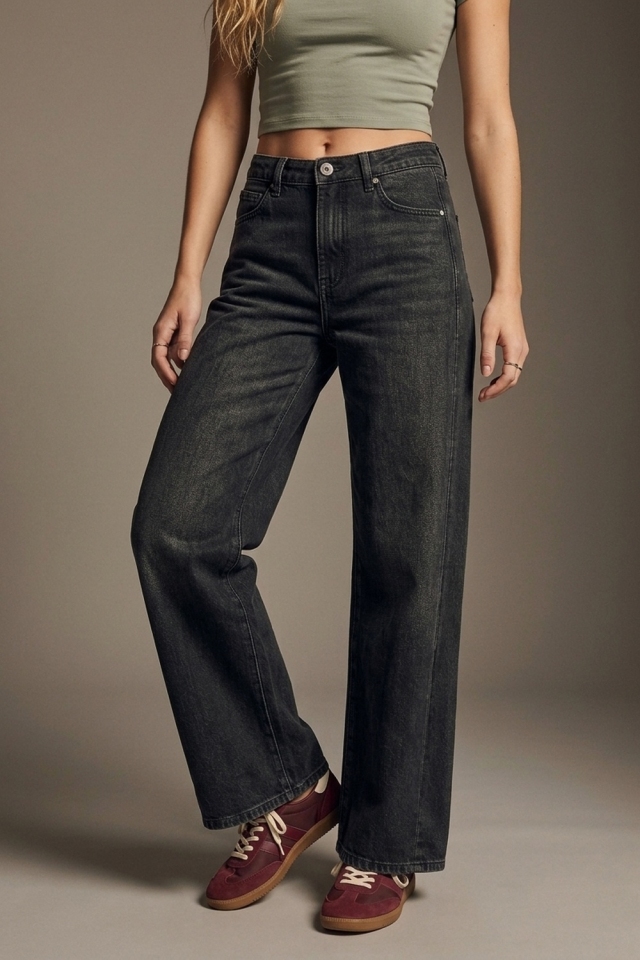 Jeans anchos de moda en negro deste&ntilde;ido
