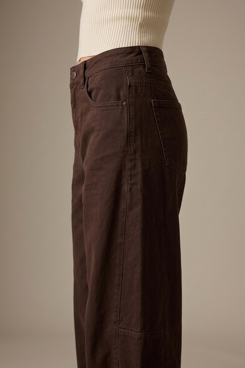 Pantalones de Pierna Recta con Ajuste Relajado en color chocolate Pantalones de Pierna Recta con Ajuste Relajado en color chocolate