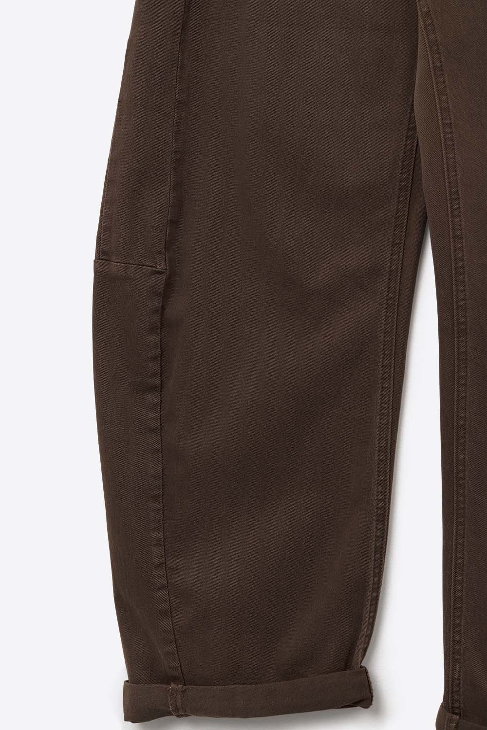 Pantalones de Pierna Recta con Ajuste Relajado en color chocolate Pantalones de Pierna Recta con Ajuste Relajado en color chocolate