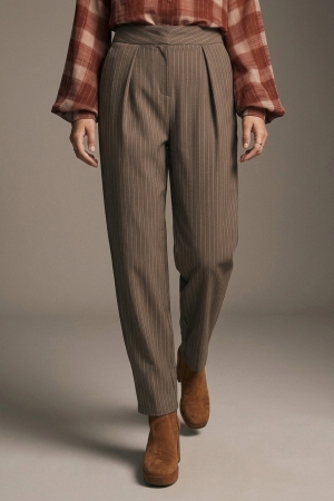 Pantalones cónicos plisados de tela suave marrón a rayas