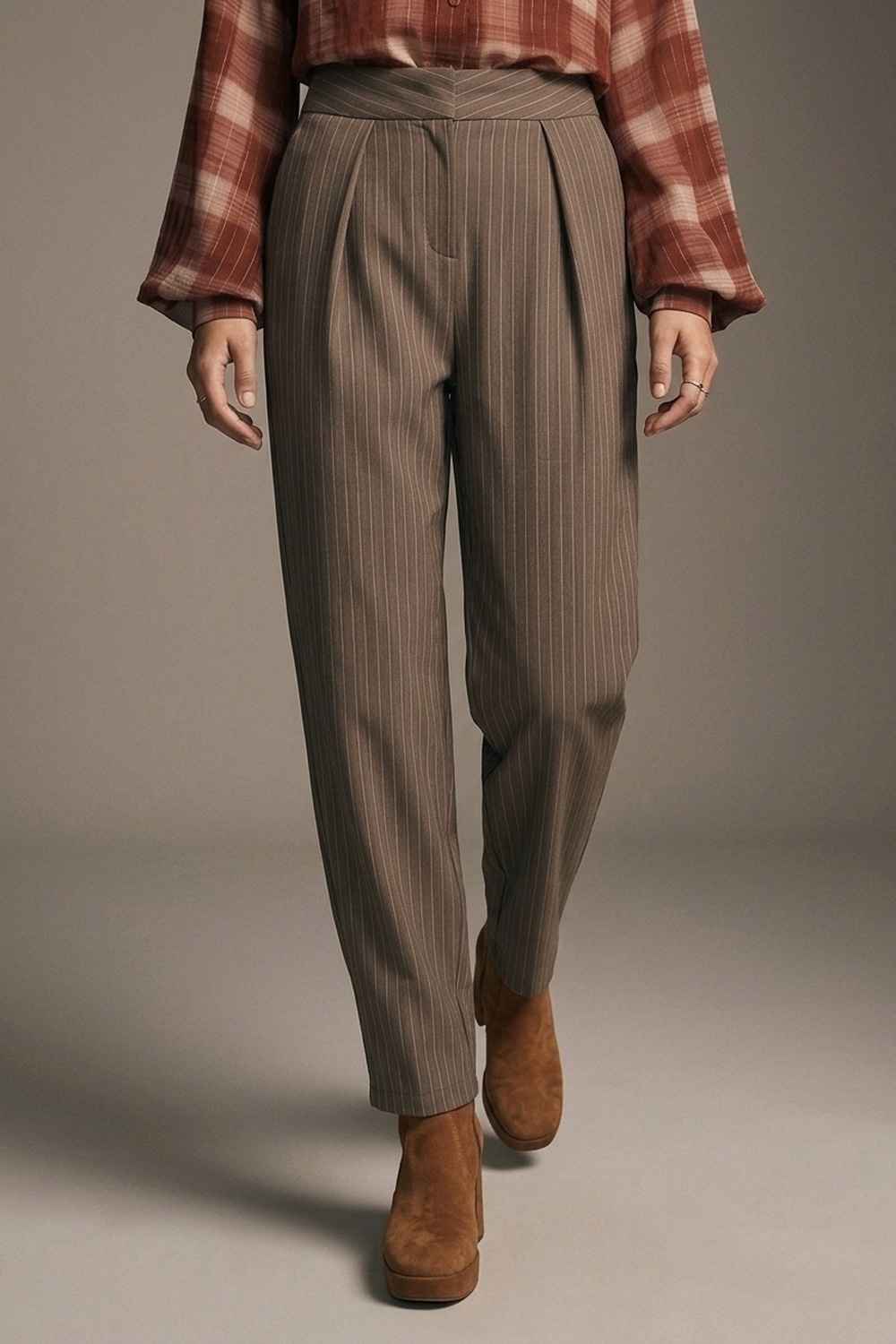 Pantalones c&oacute;nicos plisados de tela suave marr&oacute;n a rayas