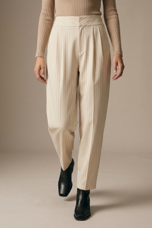 Pantalones cónicos plisados tejidos suaves con rayas finas color crema
