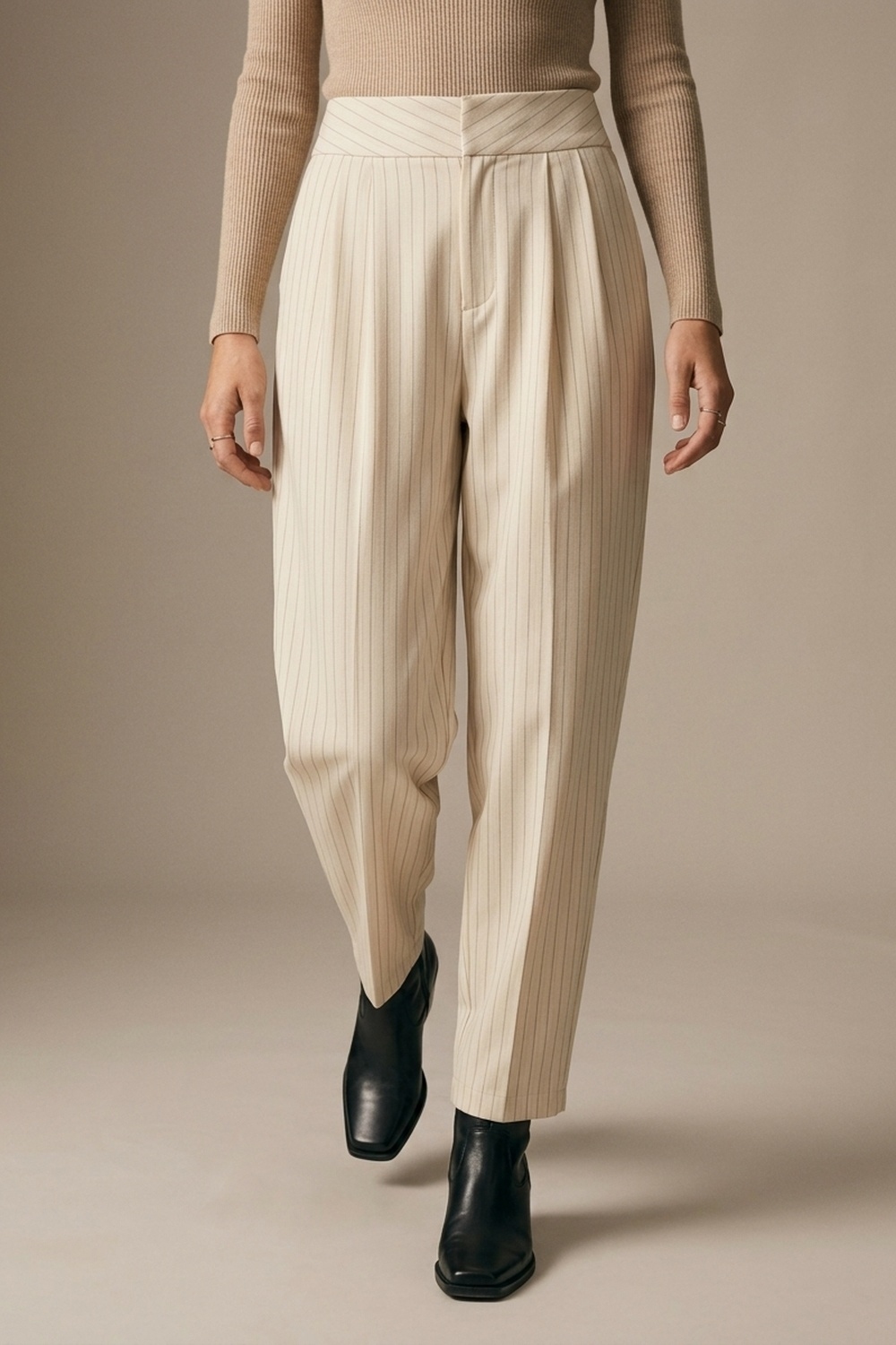 Pantalones cónicos plisados tejidos suaves con rayas finas color crema Pantalones cónicos plisados tejidos suaves con rayas finas color crema