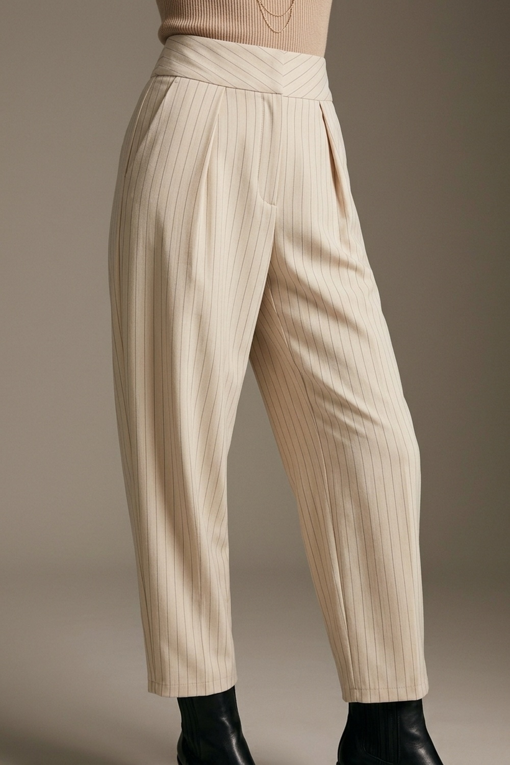 Pantalones cónicos plisados tejidos suaves con rayas finas color crema Pantalones cónicos plisados tejidos suaves con rayas finas color crema