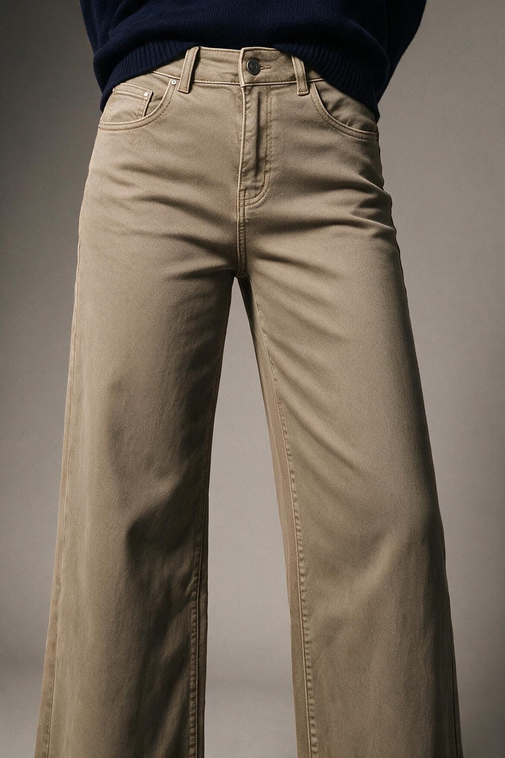 pantalones de pierna ancha en denim el&aacute;stico color beige oscuro