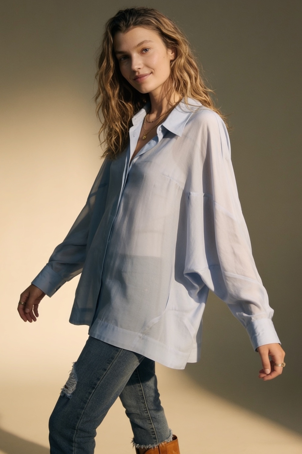 Camisa azul claro de ajuste extragrande en tela transl&uacute;cida con mangas anchas