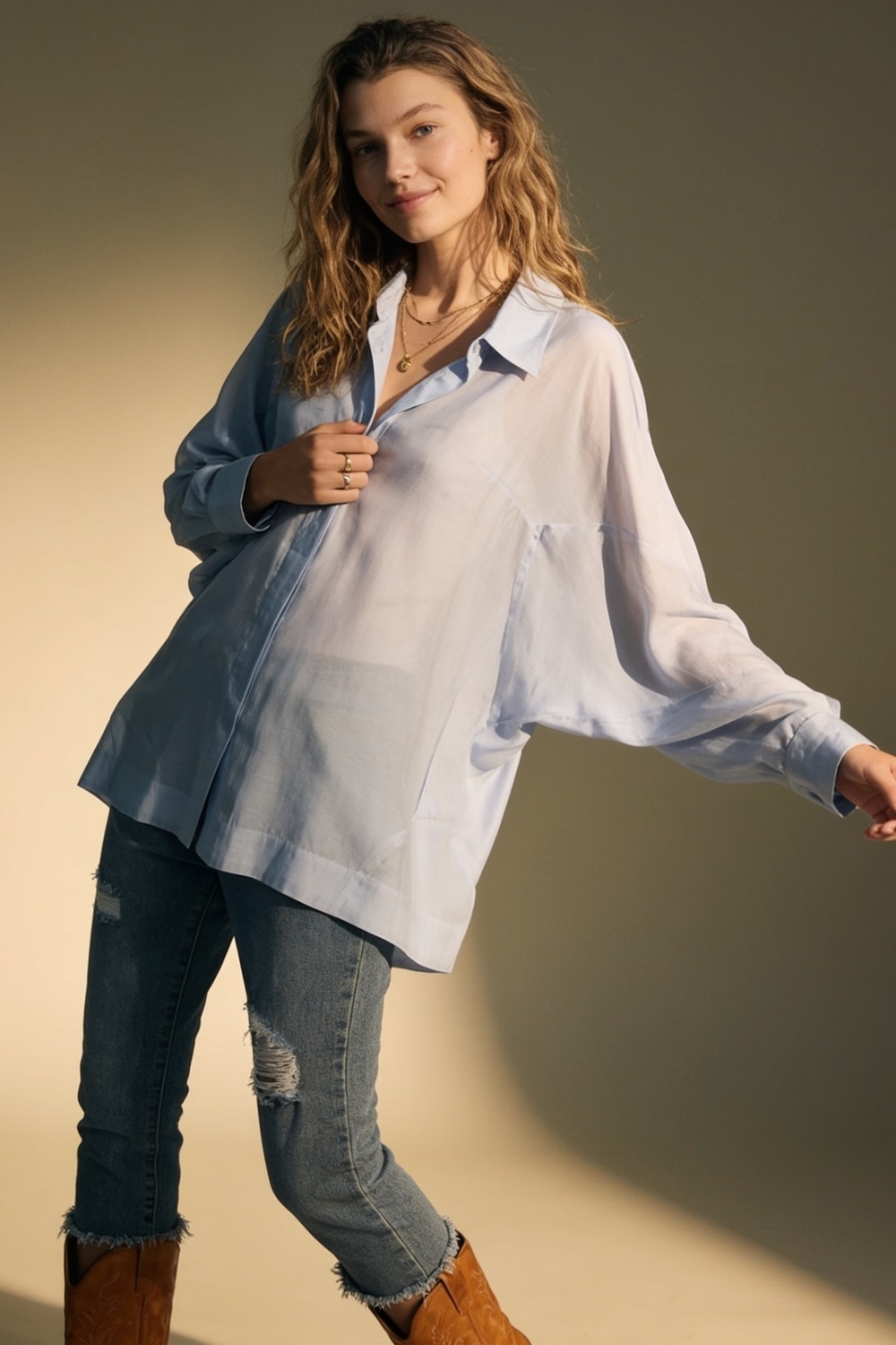 Camisa azul claro de ajuste extragrande en tela transl&uacute;cida con mangas anchas