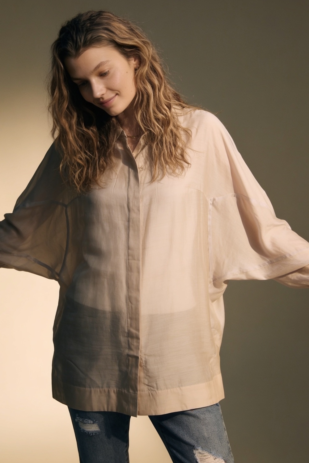 Camisa beige de ajuste holgado en tela transl&uacute;cida con mangas anchas