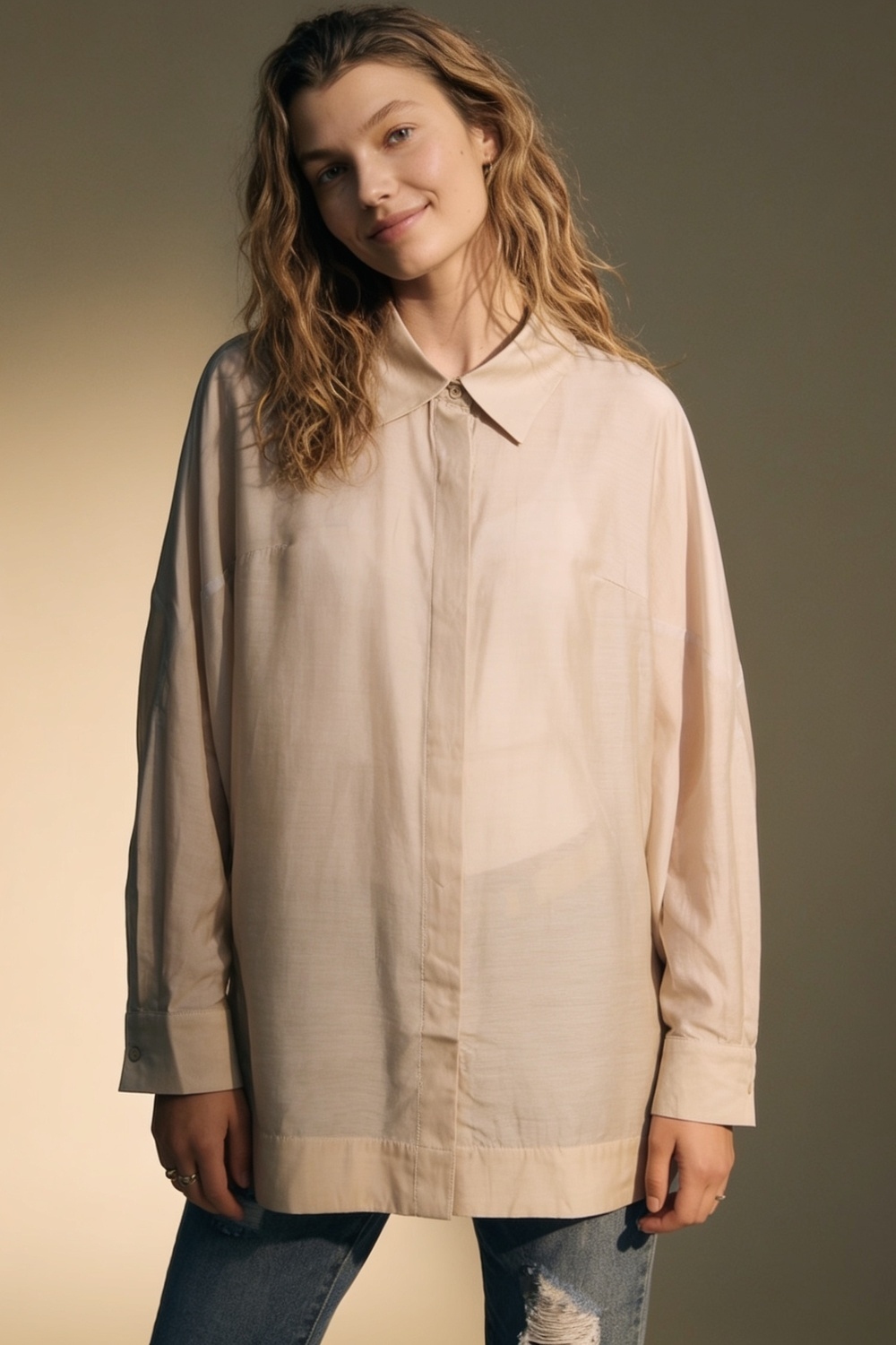 Camisa beige de ajuste holgado en tela transl&uacute;cida con mangas anchas