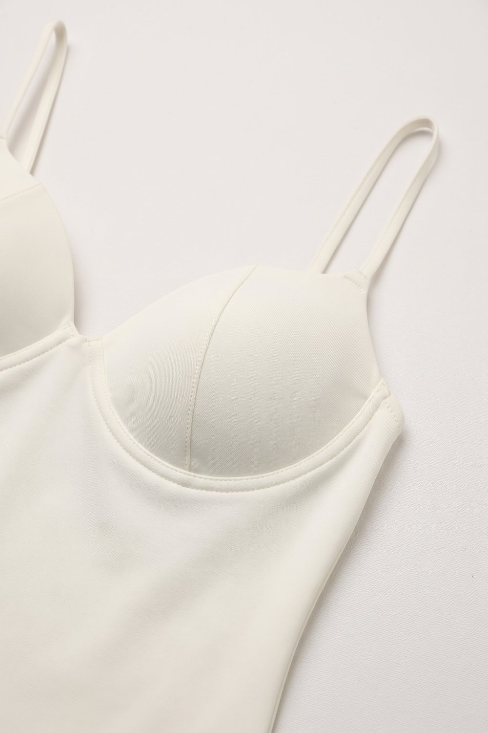 Tejido el&aacute;stico blanco Top con aros y tirantes fijos