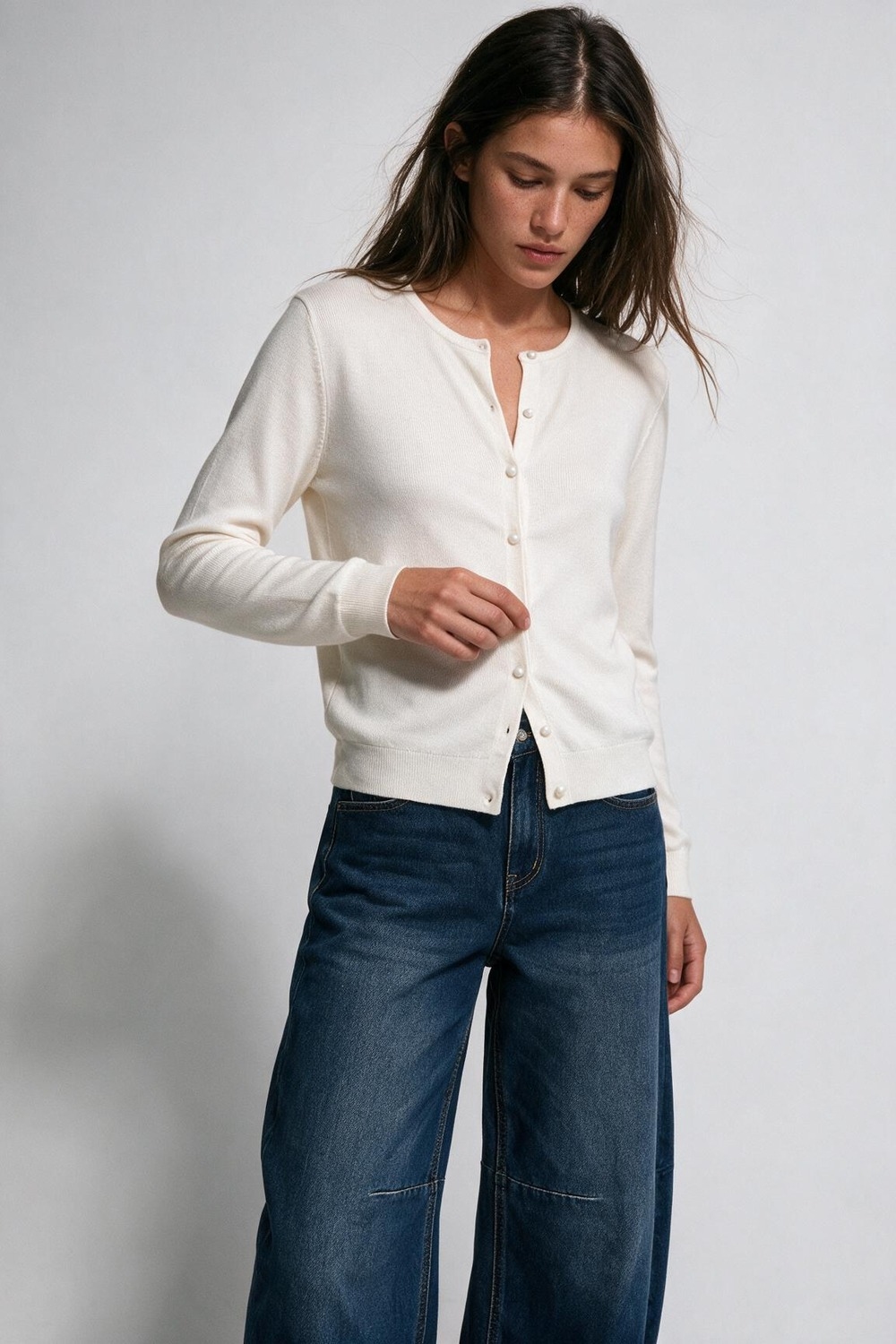 C&aacute;rdigan Beige de Punto Suave con Botones al Frente y Cuello Redondo