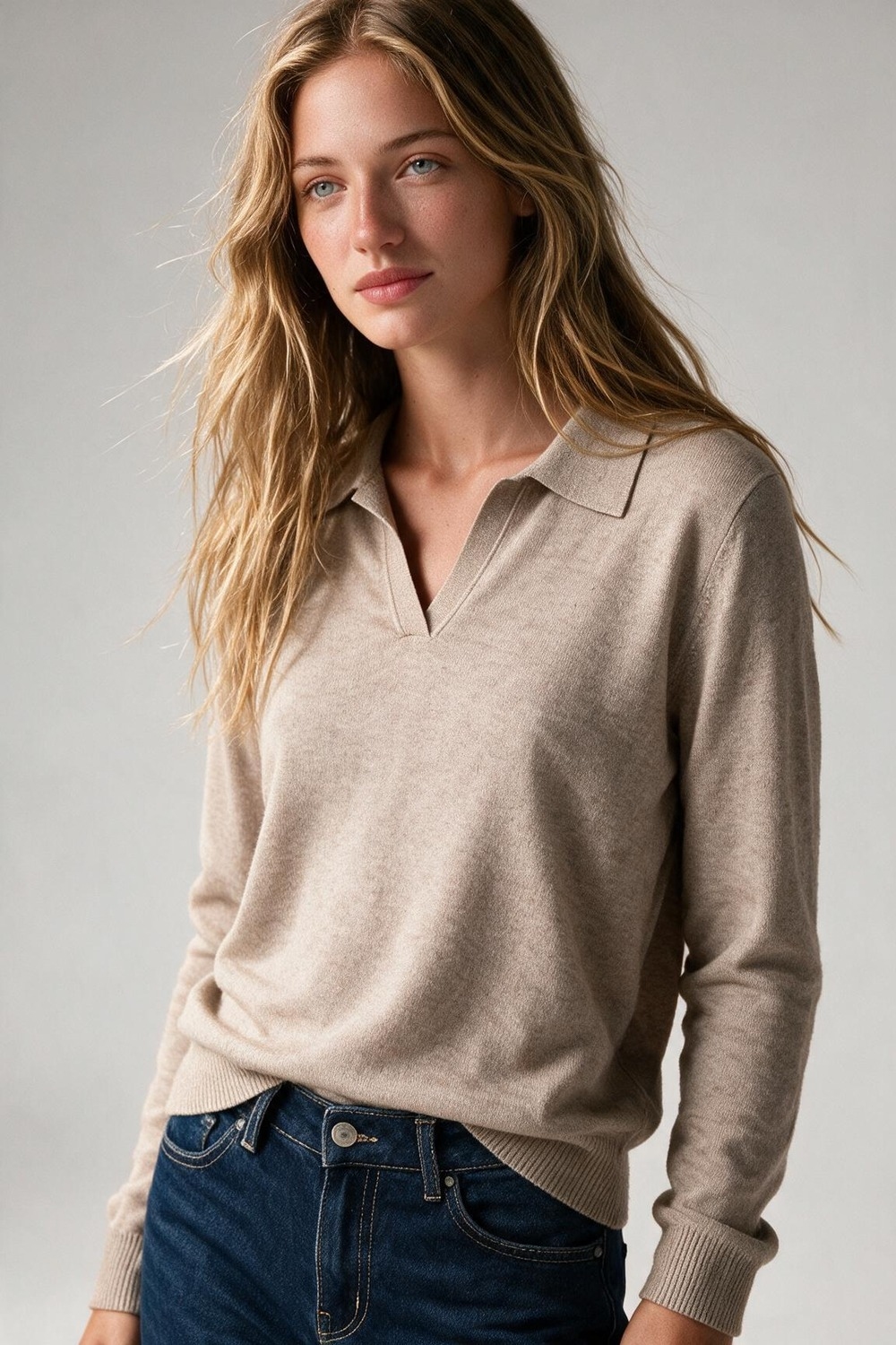 Cuello polo tejido beige con escote en V sin tapeta de botones