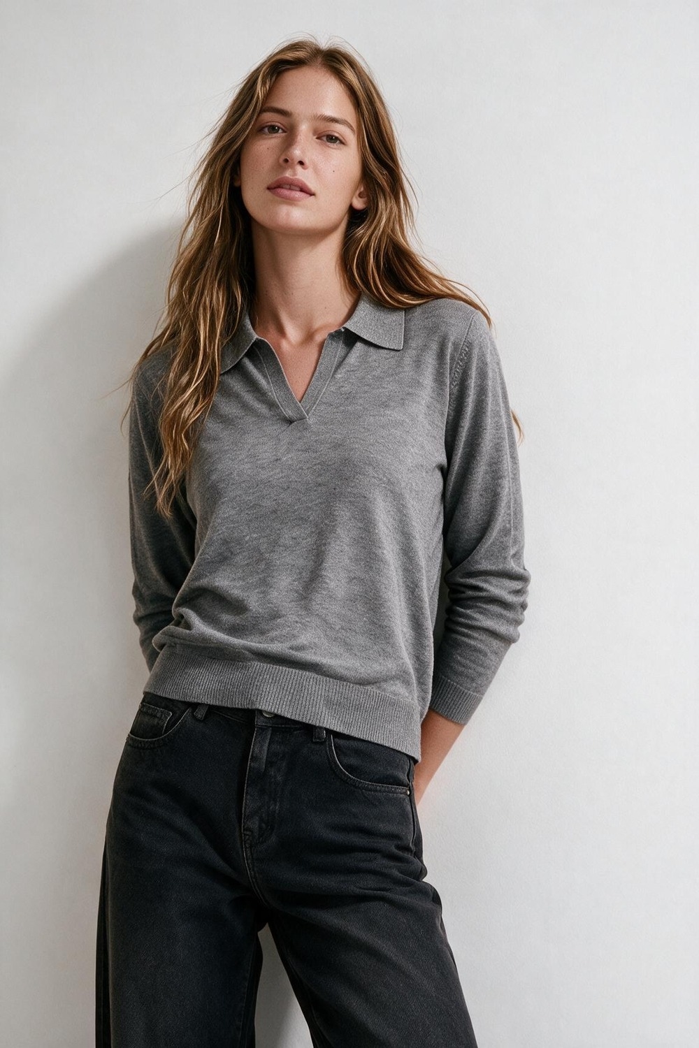 Cuello de polo de punto con escote en V sin tapeta de botones en gris