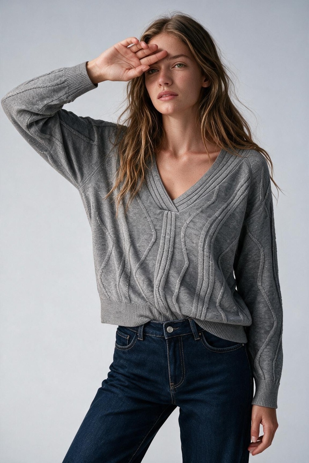 Suéter de punto con textura en forma de ondas y cuello en V en gris Suéter de punto con textura en forma de ondas y cuello en V en gris