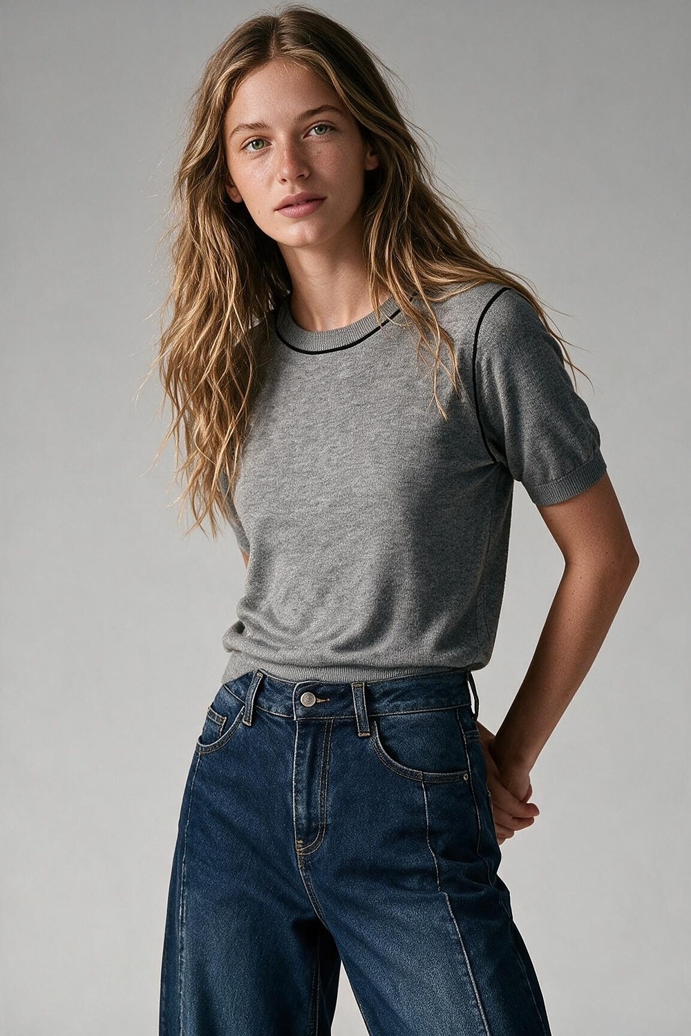 Suéter gris de punto fino con costura en contraste y cuello redondo de manga corta Suéter gris de punto fino con costura en contraste y cuello redondo de manga corta