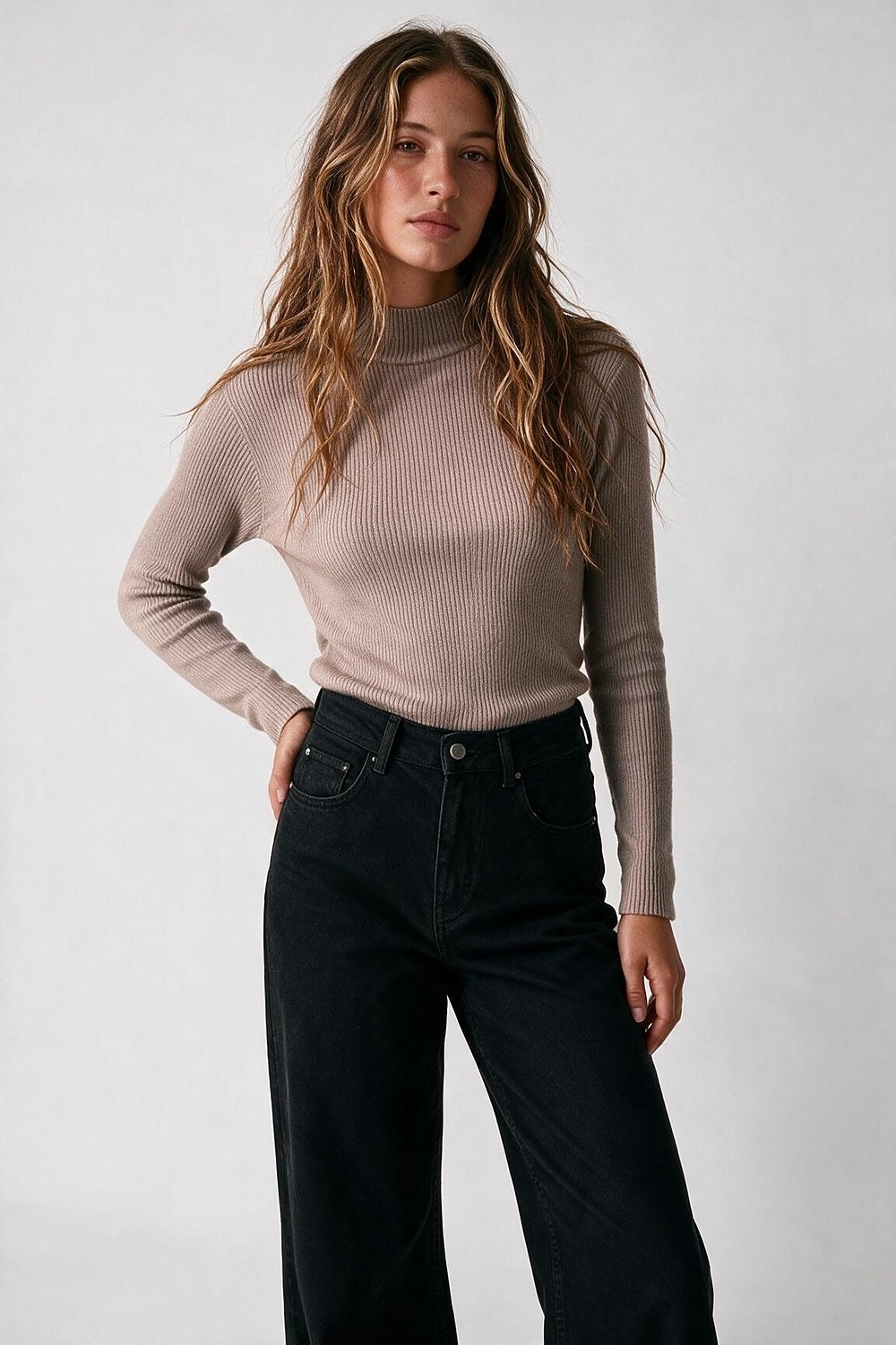 Su&eacute;ter de lana merino de canal&eacute; fino en beige con cuello simulado
