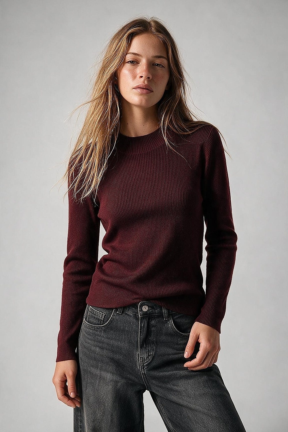 Su&eacute;ter de lana Merino de canal&eacute; fino en color burdeos con cuello alto