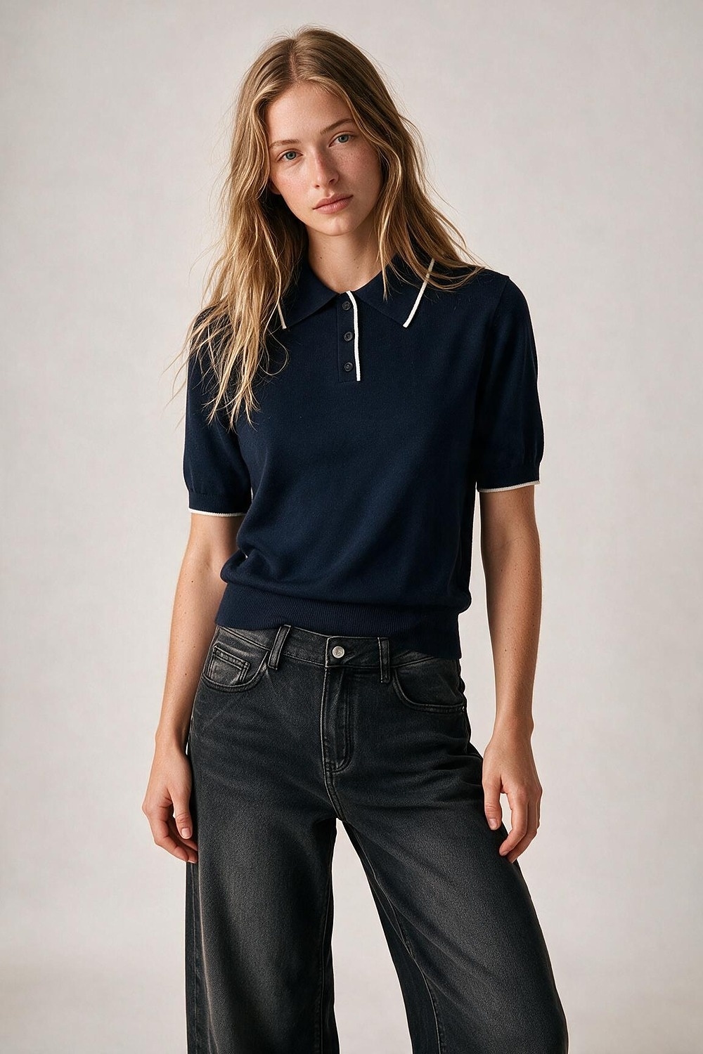 Suéter azul marino de punto fino con cuello en contraste y cuello polo con botón Suéter azul marino de punto fino con cuello en contraste y cuello polo con botón
