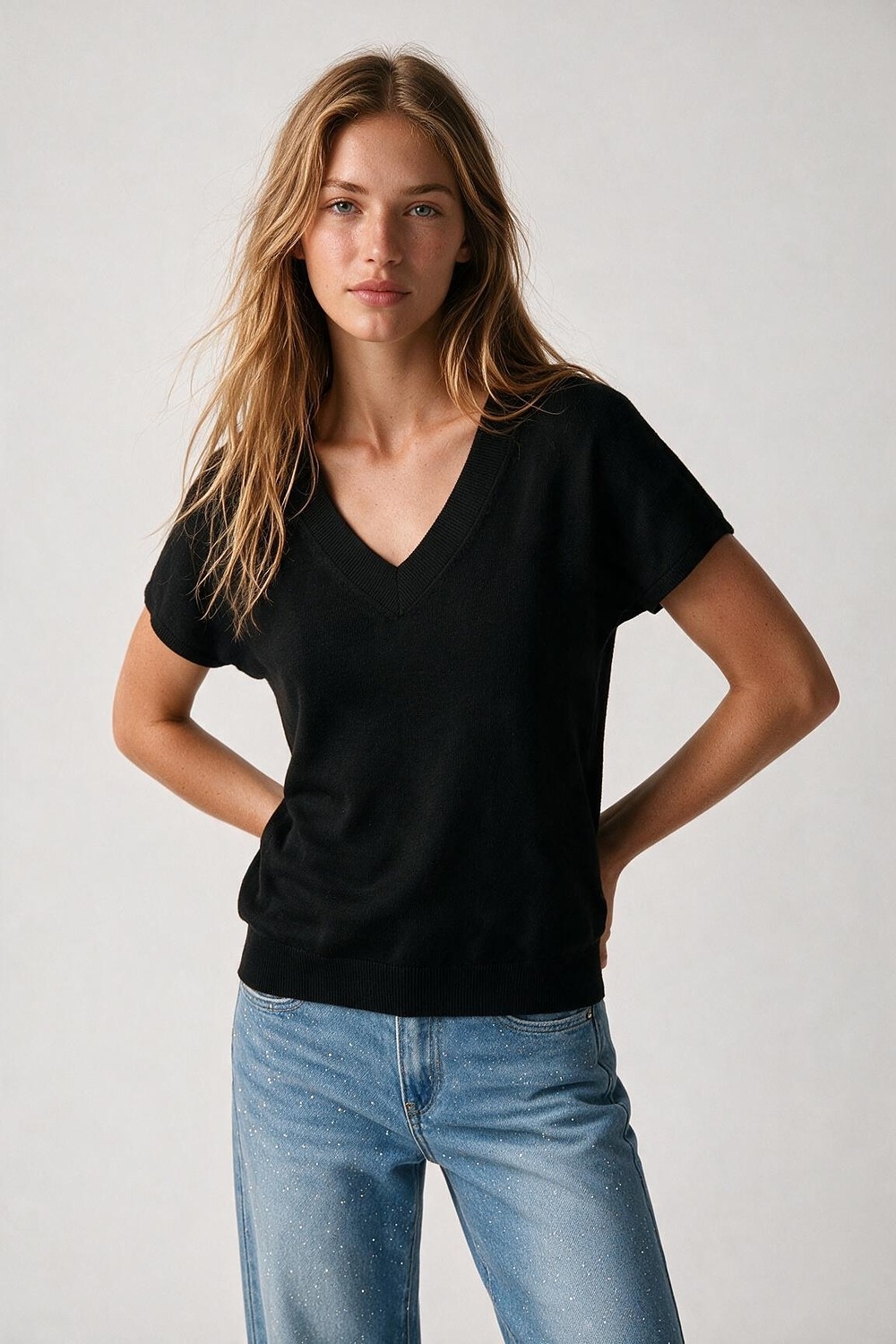 Suéter Negro de Punto Fino con Cuello en V y Mangas Cortas de Estilo Dolmán con Caída de Hombros Suéter Negro de Punto Fino con Cuello en V y Mangas Cortas de Estilo Dolmán con Caída de Hombros