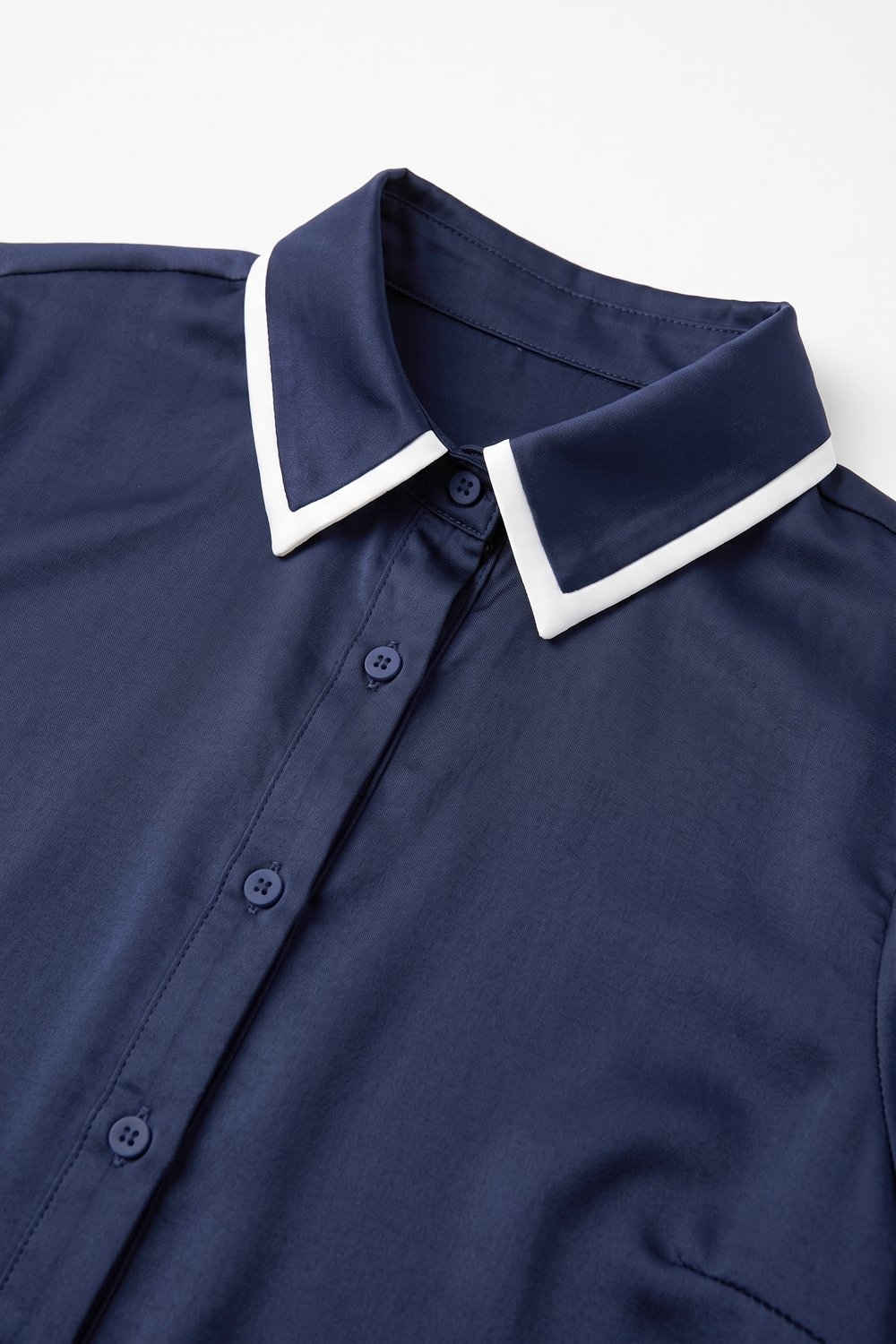 Camisa frontal con botones de sat&eacute;n ligero con cuello de contraste en azul marino