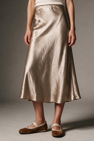 Falda midi de raso brillante beige con corte al bies