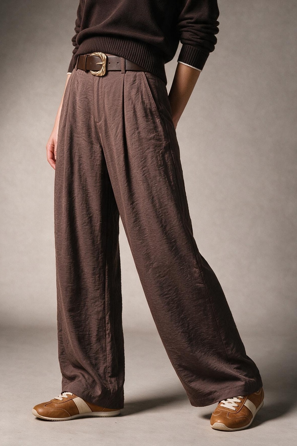 Pantalones anchos con textura marrón brillante con cinturón y detalle de pliegues Pantalones anchos con textura marrón brillante con cinturón y detalle de pliegues