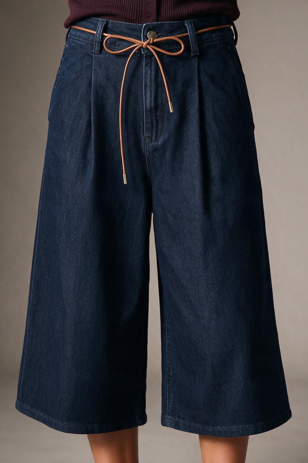 Pantalones vaqueros de pierna ancha a media pierna con cintur&oacute;n de lazo